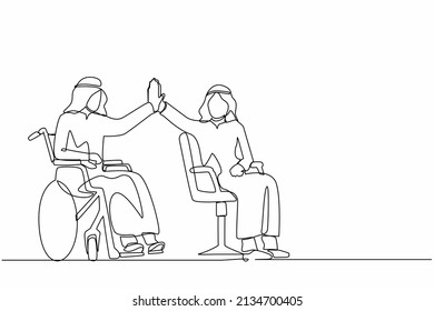 Dibujo de una sola línea feliz hombre árabe discapacitado le da cinco compañeros de trabajo. Trabajador de oficina sentado de alegría en silla de ruedas. Colega celebrando el éxito. Buena señal de trabajo. Vector gráfico de diseño de línea continua