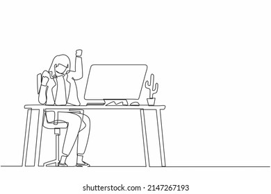 Una sola línea dibujando a una feliz mujer de negocios sentada en el lugar de trabajo con una mano alta y levantando la otra. El trabajador celebra el aumento salarial de la empresa. Vector gráfico de diseño de línea continua