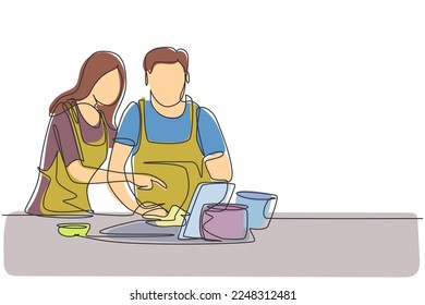 Dibujar una sola línea feliz pareja romántica cocinar juntos mientras se observa el tutorial desde la tableta. Aprende a cocinar con tecnología moderna. Ilustración de líneas continuas moderna de diseño gráfico vectorial