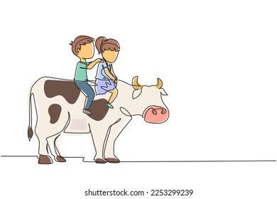 Eine einzige Linie, die glückliche kleine Junge und Mädchen, die zusammen Kuh reiten, zeichnet. Kinder, die auf der rückseitigen Kuh sitzen, mit Sattel auf Ranch-Boden. Kinder, die lernen, Kuh zu reiten. Grafikkarte für kontinuierliche Zeilenzeichnung
