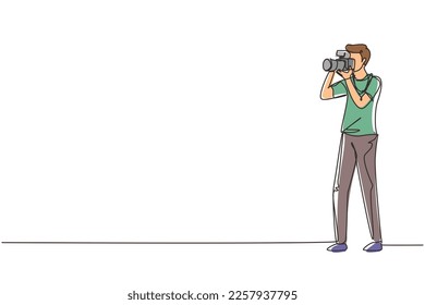 Dibujo de una sola línea feliz fotógrafo profesional tomando foto usando la cámara dslr. Joven personaje masculino grabando con cámara de objetivos. Ilustración de líneas continuas moderna de diseño gráfico vectorial