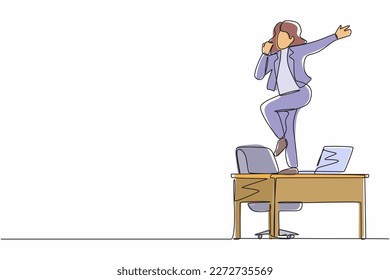 Dibujo de una sola línea feliz trabajador de oficina bailando sobre el escritorio. Mujer joven de negocios bailando sentada en el escritorio. Divirtiéndose en el trabajo. Trabajo desde el concepto de casa. Vector gráfico de diseño de trazos de línea continua