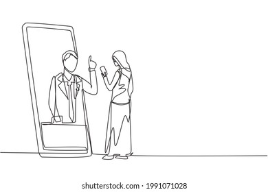 Una sola línea dibujando a una paciente hijab sosteniendo un smartphone de pie frente a un smartphone gigante y consultando a un médico masculino. Doctor en línea. Ilustración gráfica de diseño de trazos de línea continua
