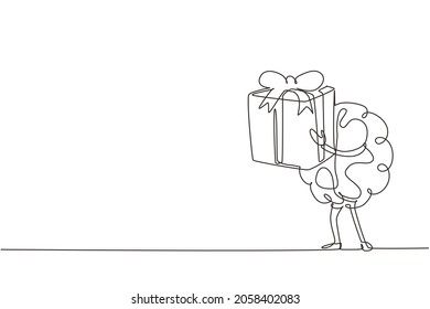 Single one line drawing human brain cartoon design concept holding big gift box with ribbon. Cheerful brain cartoon concept having a box. Modern continuous line draw design graphic vector illustration