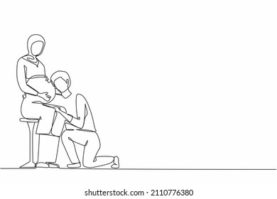 Single one line drawing husband kneel down and listening to his Arabian pregnant wife belly, expecting new born baby. Man hugs pregnant woman. Continuous line draw design graphic vector illustration