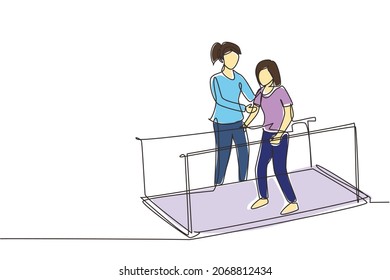 Fisioterapeuta de un solo hilo de dibujo médico isométrico que ayuda a las pacientes mujeres a usar prótesis de pierna para dar el primer paso. terapia física para personas con discapacidades. Vector de diseño de traza de línea continua