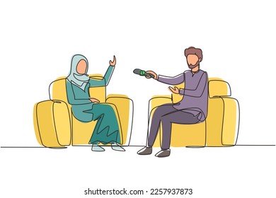 Una sola línea dibujando entrevista periodística. Coworker, colegas hablan, conversación. Periodista, entrevista con una empresaria árabe comunicándose. Ilustración vectorial de dibujo de línea continua