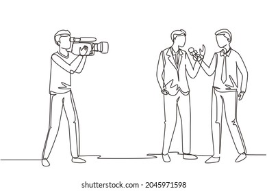 Periodistas de dibujo de una sola línea son entrevistados. Presentador de televisión o reportero y camarógrafo interrogando a un hombre. Transmitiendo reportaje con el camarógrafo. Ilustración gráfica de diseño de trazos de línea continua