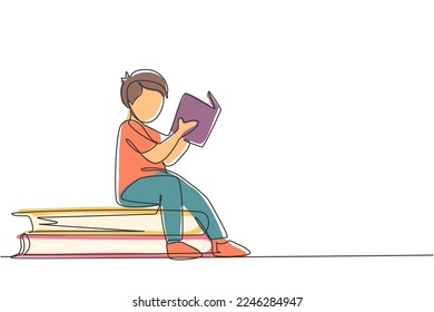 Una sola línea dibujando a un niño pequeño leyendo, aprendiendo y sentado en grandes libros. Estudiar en la biblioteca. Estudiante inteligente, concepto educativo. Ilustración de líneas continuas moderna de diseño gráfico vectorial