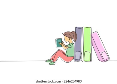 Einzelne Linie, die kleine Mädchen beim Lesen, Lernen und Rücksitzen auf großen Büchern zeichnet. Lerne zu Hause! Intelligente Studierende, Bildungskonzept, fair. Modern-Stetig-Liniendesign, Vektorgrafik