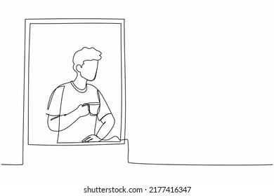 Un dibujante de una sola línea disfruta de café caliente o té en casa de ventana. Hombre sujetando una taza y mirando por la ventana mientras se sienta en la ventana de su casa. Ilustración vectorial de diseño de línea continua