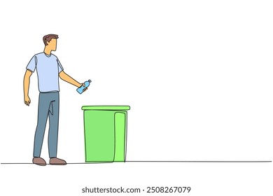 Una sola línea dibujando a un hombre, arroja botellas de plástico usadas en botes de basura desbordados. Cuidado ambiental. Corregir los residuos de basura. Residuos reciclables. Limpio. Ilustración gráfica de diseño de línea continua