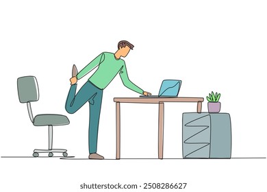 Hombre de dibujo de una sola línea de pie con una pierna levantada y su mano escribiendo en una computadora portátil. Haga una presentación durante una reunión en línea mientras se estira. Ilustración gráfica de diseño de línea continua