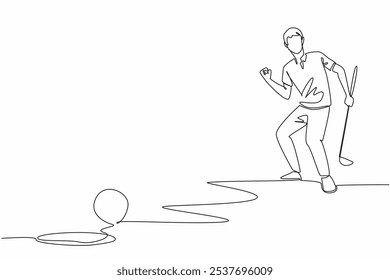 Hombre de dibujo de una sola línea que sostiene el club de golf que celebra ver la bola de golf casi se hunde en el agujero. Los resultados de las horas de práctica están empezando a mostrarse. Ilustración gráfica de diseño de línea continua