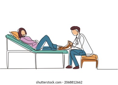 Single one line drawing medical doctor bandage broken leg to female patient sitting on couch at clinic or traumatology department. Limb fracture, hospital visit. Continuous line draw design vector