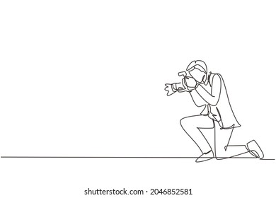 Single one line drawing photographer man male taking pictures. Photo equipment for journalist. Camera digital with high resolution. Studio photography. Continuous line draw design vector illustration