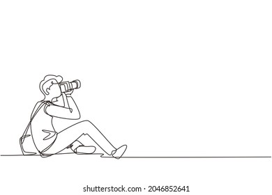 Single one line drawing photographer of paparazzi taking photo with modern digital camera with angles. Journalist or reporter making pictures. Continuous line draw design graphic vector illustration