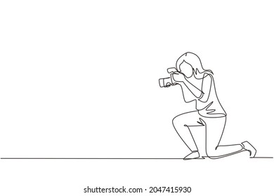 Single one line drawing photographer woman taking pictures. Photo equipment for journalist. Camera digital with high resolution. Studio photography. Continuous line draw design vector illustration