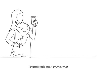 Retrato de dibujo de una sola línea de una joven y feliz mujer árabe sosteniendo un vaso de jugo de naranja. Hacerla refrescante en temporada de verano. Ilustración de líneas continuas moderna de diseño gráfico vectorial