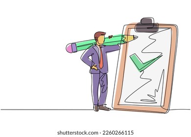 Una sola línea dibujando a un empresario positivo con un lápiz gigante en el hombro cerca de la lista de verificación marcada en el papel del portapapeles. Finalización satisfactoria de las tareas empresariales. Vector de diseño de traza de línea continua