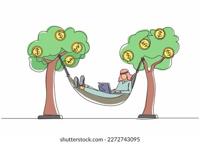 Una sola línea dibujando a un rico hombre de negocios árabe escribiendo con una laptop en hamaca atada a un árbol de dinero con monedas en dólares. Ganar o dividir con la inversión. Vector gráfico de diseño de trazos de línea continua