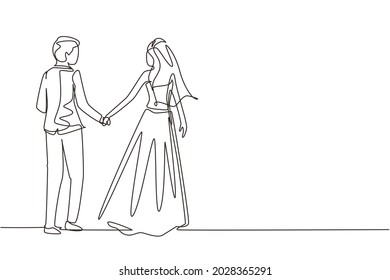 Una sola línea dibujando a pareja casada romántica enamorada de la mano. Hombre con traje y mujer con vestido de novia enamorado pasan tiempo juntos en el parque. Vector gráfico de diseño de trazos de línea continua