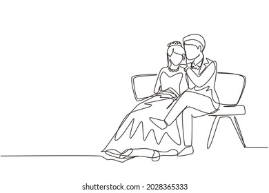 Una sola línea dibujando a una pareja romántica casada en un banco en el parque. Hombre feliz abrazando y abrazando a una mujer con vestido de novia. Pareja celebra fiesta de bodas. Vector gráfico de diseño de trazos de línea continua