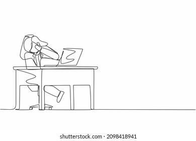 Dibujo de una sola línea asustada mujer gerente mirando la pantalla del ordenador portátil. Chica impactada viendo video en su computadora portátil en casa. Ilustración gráfica de diseño de trazos de línea continua