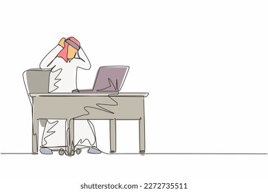 Un único dibujo de una sola línea atemorizando frustrado el asustado empresario arábigo, el gerente se para en una laptop, sosteniendo la cabeza. Sobrecarga de oficina, estrés mental. Ilustración vectorial de diseño de línea continua
