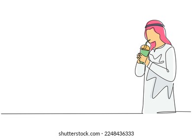 Einzeilige Zeichenseitenansicht des jungen arabischen Mannes mit Strohhalm und Smoothie-Saft aus Plastikbecher. Machen Sie ihn im Sommer erfrischend. Grafische Vektorgrafik für kontinuierliche Zeilenzeichnung