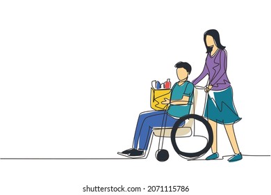 Una sola línea dibujando a un trabajador social ayudando a un anciano en silla de ruedas con compras de comestibles. Mujeres voluntarias que cuidan y caminan con hombres mayores discapacitados para guardar. Vector de diseño de traza de línea continua