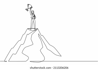 Un dibujo de una sola línea de éxito en la parte superior. Mujer de negocios en la cima de la montaña sosteniendo un trofeo en las manos alzadas. Ganador, felicidad, alcanzando el concepto de gol. Ilustración vectorial de diseño de línea continua