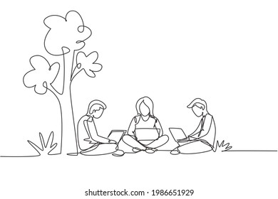 Una sola línea dibujando a tres estudiantes estudiando con una laptop y sentados juntos en el parque. De vuelta a la escuela, concepto de educación en línea. Ilustración de líneas continuas moderna de diseño gráfico vectorial