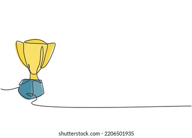 Un solo dibujo de un campeón de trofeo en la clase. Premio para el estudiante más inteligente. De vuelta a la escuela minimalista, concepto educativo. Ilustración vectorial de diseño de estilo de tracción de línea simple continua