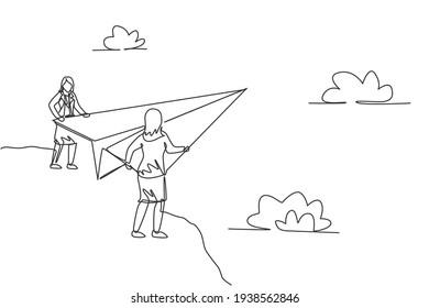 Dibujo de una sola línea de dos jóvenes empresarias lanzan un avión de papel desde lo alto de la montaña. Objetivo comercial. Concepto mínimo de metáfora. Ilustración de líneas continuas moderna de diseño gráfico vectorial