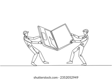 Una sola línea dibujando a dos emotivos hombres de negocios peleando sobre la laptop. Luchar por información sobre muy buena zona para ser el próximo mercado objetivo. Ilustración gráfica de diseño de línea continua