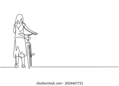 Dibujo de una sola línea de una joven caminando con bicicletas. Muchacha feliz camina con bicicleta en la carretera rural. Estilo de vida saludable de los pobladores. Ilustración gráfica de diseño de trazos de línea continua
