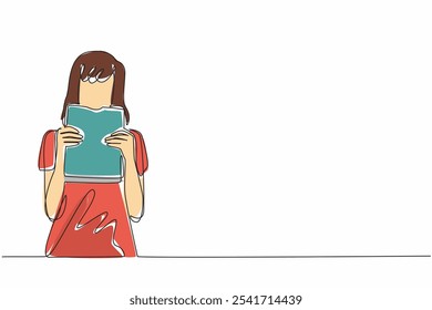 Una sola línea dibujando a una mujer con ropa casual está mordiendo un libro grueso. Una metáfora única. Gastar un libro aumenta la comprensión. Día del Libro Comestible. Ilustración gráfica de diseño de línea continua