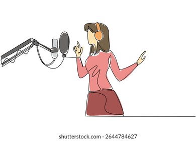 Uma única linha desenhando uma mulher de pé na frente do microfone de pé usando fones de ouvido está cantando. O processo de gravação de um novo álbum. Dia Nacional da Canção. Ilustração gráfica de design de linha contínua
