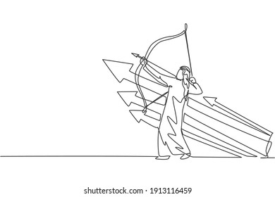Dibujo de una sola línea de un joven hombre de negocios árabe se enfoca en lanzar una flecha para alcanzar el objetivo. Concepto mínimo de estrategia comercial exitosa. Ilustración de líneas continuas moderna de diseño gráfico vectorial