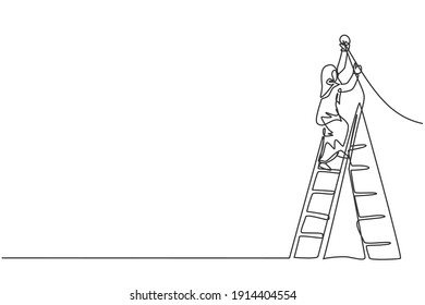 Dibujo de una sola línea de una joven empresaria árabe inteligente sube por la escalera para arreglar la lámpara en la oficina. Concepto mínimo de crecimiento empresarial. Ilustración de líneas continuas moderna de diseño gráfico vectorial