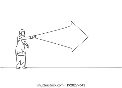 Una sola línea dibujando a una joven empresaria árabe iluminan el camino con flecha hacia adelante usando linterna. El concepto de ruta de negocios es mínimo. Ilustración de líneas continuas moderna de diseño gráfico vectorial