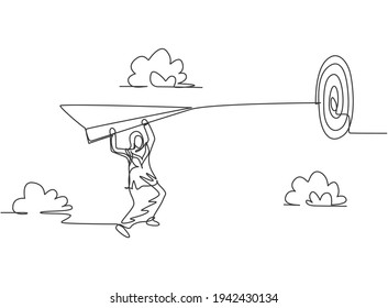 Dibujo de una sola línea de una joven mujer de negocios árabe colgando en un avión de papel volador para alcanzar el objetivo. Desafío comercial. Concepto de metáfora mínima. Ilustración gráfica de diseño de trazos de línea continua