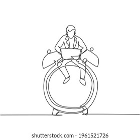 Dibujo de una sola línea de un joven hombre de negocios sentado en un gran reloj de alarma analógico y escribiendo en un portátil. Concepto de metáfora de la disciplina del tiempo de negocios. Ilustración gráfica de diseño de trazos de línea continua