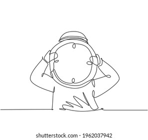 Einzeilige Zeichnung eines jungen arabischen Geschäftsmannes, der eine riesige analoge Uhr vor seinem Kopf hält. Metaphern Business Deadline Konzept. Moderne, kontinuierliche Linie zeichnen Design Grafik Vektorgrafik.