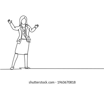 Single one line drawing of young business woman doing business presentation at office. Speaker at business conference minimalist concept. Modern continuous line draw design graphic vector illustration