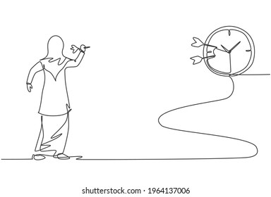 Dibujo de una sola línea de una joven mujer de negocios árabe golpeó el reloj análogo en la pared con flecha de dardo. Concepto de metáfora de desafío comercial. Ilustración gráfica de vector de diseño de línea continua.