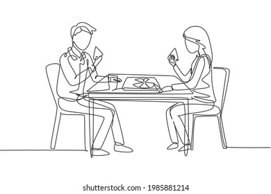 Single one line drawing young couple husband and wife having meal around table. Celebrate wedding anniversary with romantic dinner. Modern continuous line draw design graphic vector illustration