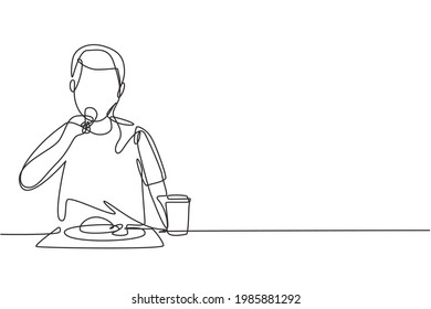 Single one line drawing young man having fruits meal with fork around table. Enjoy dessert at restaurant. Delicious and healthy food. Modern continuous line draw design graphic vector illustration