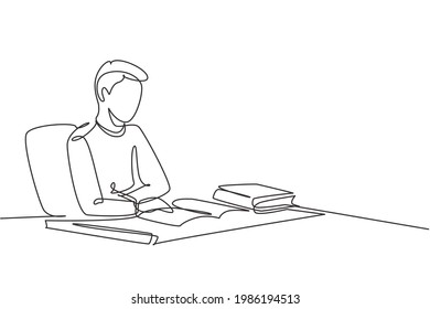 Una sola línea dibujando a un joven leyendo, aprendiendo y sentado sobre una silla alrededor de la mesa. Estudiar en la biblioteca. Estudiante inteligente, concepto educativo. Ilustración gráfica de diseño de trazos de línea continua